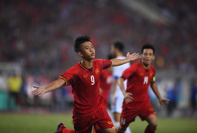 HLV Park Hang Seo gây bất ngờ Văn Ðức ăn mừng bàn thắng quân bình tỷ số 1-1 cho U23 Việt Nam. Ảnh: NHƯ Ý.