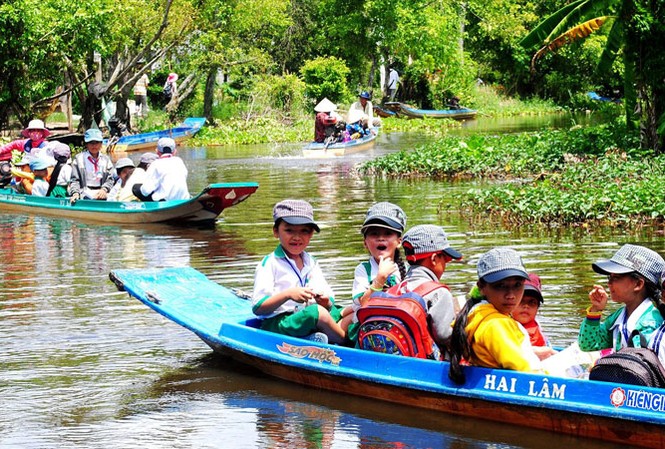 Thân phận giáo viên hợp đồng Trẻ em vùng sông nước đến trường.