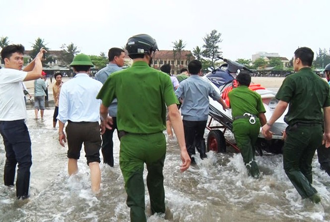 Bộ VHTTDL yêu cầu làm rõ sự cố mô tô nước ở Ðà Nẵng Lực lượng liên ngành TX Cửa Lò kiểm tra, tạm giữ một chiếc ô tô nước vi phạm.