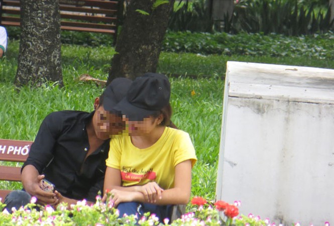Tự nhiên như chốn không người Ứng xử nơi công cộng cần có văn hóa (ảnh minh họa). Ảnh: Uyên Phương.