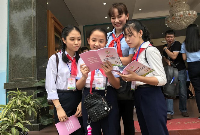 Tài không đợi tuổi Hà Lam (ngoài cùng, bên trái) tại Liên hoan “Chỉ huy Ðội giỏi” toàn quốc lần III, năm 2018. ẢNH: NGỌC THẮNG.