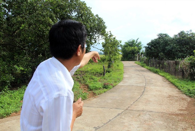 Kiểm tra việc làm đường bê tông vào tận nhà chủ tịch xã Ðường bê tông thôn 1 làm đến tận nhà ông Hạnh ở cuối con đường này.