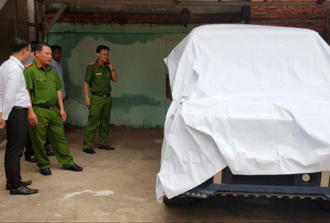 Làm rõ 'siêu xe' biển số đỏ bị nghi là giả Siêu xe Mercedes G55 đang nằm ở nhà hàng Trường Giang (TP Cần Thơ).