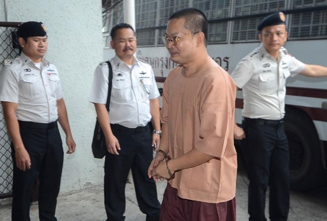 'Nhà sư siêu giàu' ở Thái Lan bị kết án 114 năm tù Wirapol Sukphol xuất hiện tại tòa án Bangkok ngày 9/8. Ảnh: Reuters.