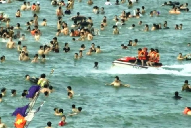 Tai nạn mô tô nước, dù bay: Do địa phương thả nổi? Mô tô nước vô tư xông vào biển người đang tắm ở Sầm Sơn. ẢNH: TRẦN LÊ.