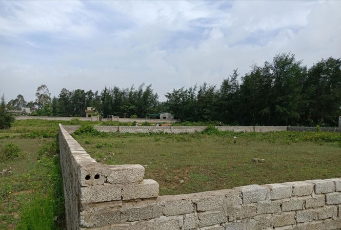 Tù mù 26 lô đất ven biển Quảng Thái Một trong 26 lô đất được xây tường quây lại.