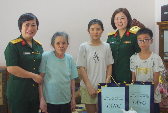 Chắp cánh ước mơ con trẻ Ban Phụ nữ Quân đội tới thăm, tặng quà hai cháu Chi - Mạn. Ảnh: N.V.