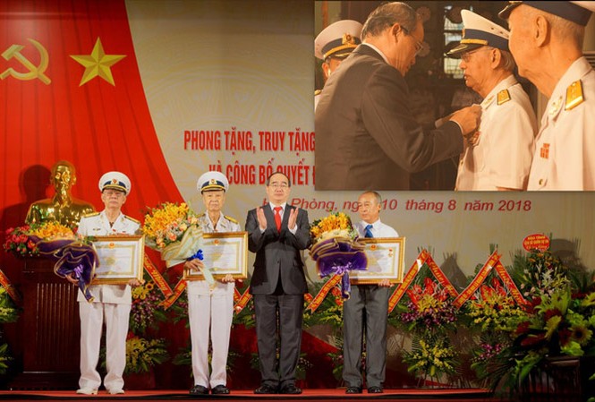 Vinh danh những anh hùng biển cả Ông Nguyễn Thiện Nhân trao tặng danh hiệu Anh hùng LLVTND cho ông Quách Sanh (ảnh nhỏ), ông Năm Phước và đại diện gia đình liệt sĩ Ðồng Quốc Bình. Ảnh: NGUYỄN SƠN.