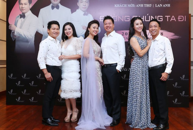 Làm vợ Việt Hoàn - vừa là động lực vừa áp lực Tam ca nhạc đỏ Trọng Tấn, Ðăng Dương, Việt Hoàn cùng các phu nhân. Ảnh: Ðỗ Hữu Quyết.
