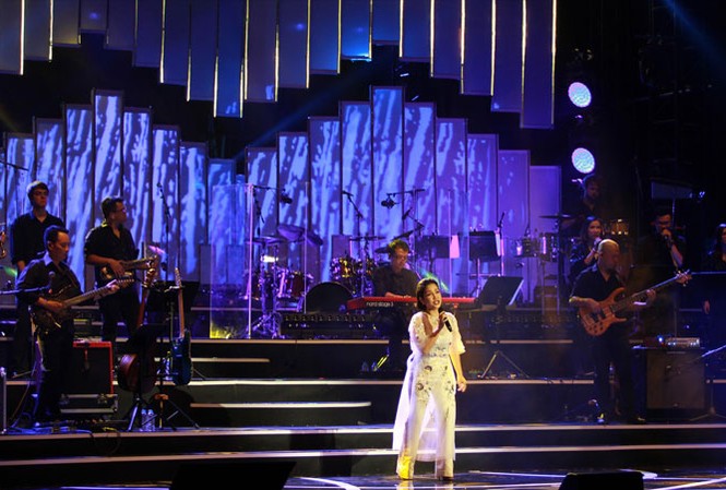 Khiêm nhường như diva Trang trí sân khấu của đạo diễn Phạm Hoàng Nam dựa trên hình ảnh phím đàn.