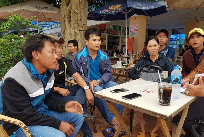 Ðang làm rõ vụ nam thanh niên tử vong bất thường Người nhà nạn nhân cung cấp thông tin cho phóng viên. Ảnh: Nhật Huy.