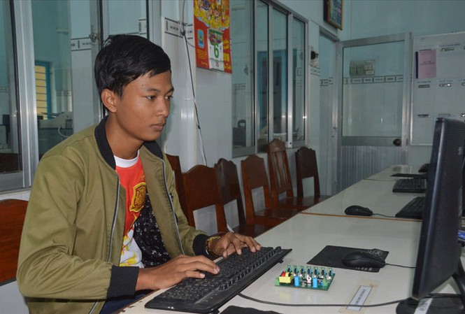 Cậu học trò “đẻ” thêm chức năng cho điện thoại Liêu Hoàng Phú bên sản phẩm sáng tạo của mình. Ảnh: X.L.