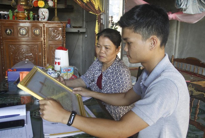 Nam sinh trúng tuyển 5 trường đại học: Day dứt ngày tựu trường Em Nguyễn Ðình Sáng và mẹ.