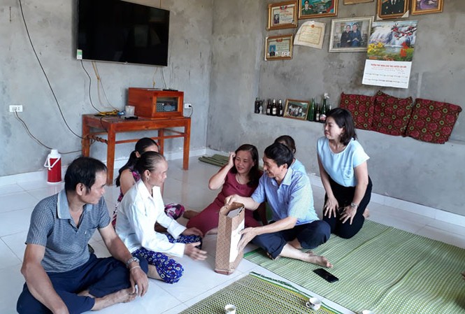 Không thể do dùng chung kim tiêm tại nhà y sĩ Cục trưởng Cục phòng chống HIV/AIDS Nguyễn Hoàng Long thăm bệnh nhân HIV tại xã Kim Thượng.