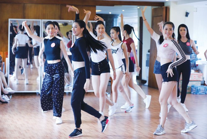 Ðêm Gala kỷ niệm 30 năm Hoa hậu Việt Nam: Chờ đợi những bất ngờ Các thí sinh tập luyện cho đêm Gala.
