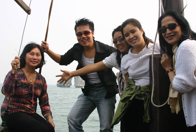 “U già” của 10 kỳ Hoa hậu Bà Hoa (ngoài cùng bên trái) cùng các đồng nghiệp trong ban tổ chức cuộc thi Hoa hậu Việt Nam.