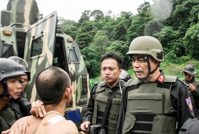 'Khắc tinh' tội phạm ma túy ở Sơn La Ðại tá Trần Anh Tuấn (ngoài cùng bên phải) trực tiếp chỉ huy hàng trăm cảnh sát vây ráp trùm ma túy tại Lóng Luông. Ảnh: Công an Sơn La.