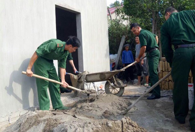 'Hành quân xanh' về vùng biên ải Tuổi trẻ Biên phòng Lạng Sơn tình nguyện ngày công xây dựng nhà cho dân. Ảnh: Duy Chiến.