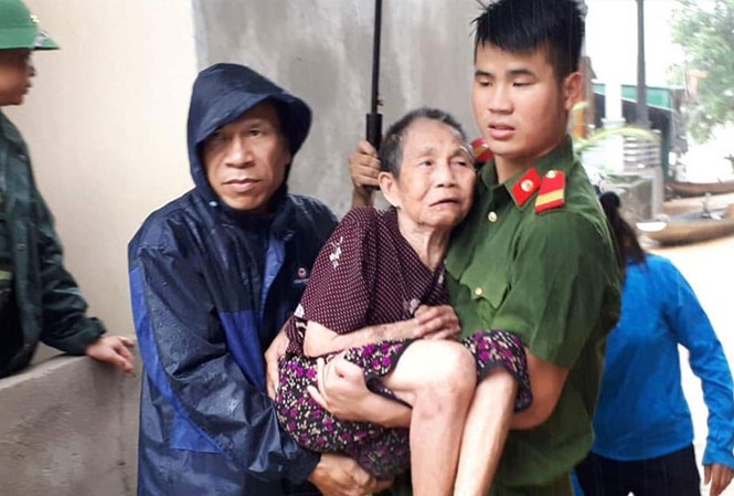 Nghệ An gồng mình chống lũ Các huyện miền núi Nghệ An khẩn trương khắc phục hậu quả do lũ lụt.