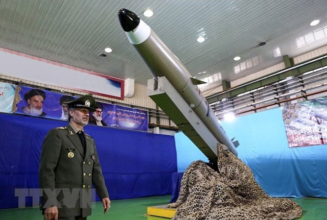 Iran ưu tiên hàng đầu phát triển năng lực phòng thủ tên lửa Bộ trưởng Quốc phòng Iran Amir Hatami công bố tên lửa đạn đạo tầm ngắn thế hệ mới Fateh Mobin tại buổi lễ ở Tehran ngày 13/8.