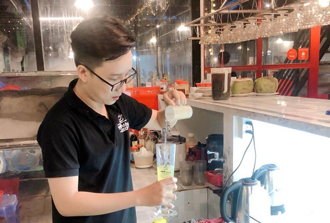 Khởi nghiệp với giá bán lẻ 500 đồng Trần Lê Anh Vũ pha chế nước uống cho khách.