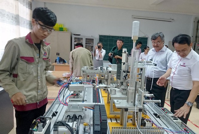Giấu bằng đại học, quay lại học nghề? Ðào tạo nghề đang đi vào thực chất, dù tâm lý sính bằng cấp vẫn còn.