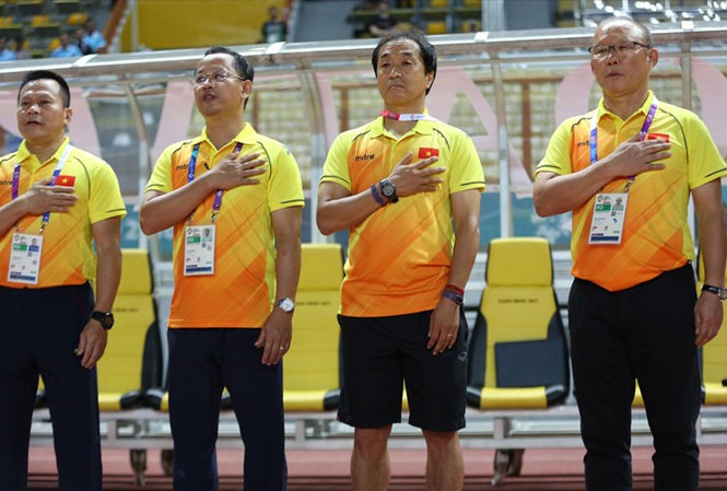 Olympic Việt Nam: Cửa sáng vào tứ kết HLV Park Hang seo (bìa phải) không vui khi biết một số ý kiến từ các nhà chuyên môn trong nước cho rằng ông đã tiêu tốn sức lực cầu thủ không cần thiết trong trận thắng Olympic Nhật Bản ở vòng bảng, dẫn đến chấn thương của tiền vệ Hùng Dũng. Ảnh: VSI.