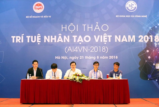 Chuyên gia gốc Việt hiến kế phát triển trí tuệ nhân tạo Thứ trưởng Bộ Khoa học và Công nghệ Bùi Thế Duy cùng các chuyên gia công nghệ hàng đầu quốc tế và trong nước chủ trì phiên thảo luận mở về trí tuệ nhân tạo sáng 21/8.