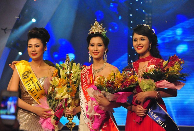 Á hậu Ðỗ Hoàng Anh: Kỷ niệm về cuộc thi thật ngọt ngào Á hậu 2 Ðỗ Hoàng Anh (bìa phải) trong lễ đăng quang.