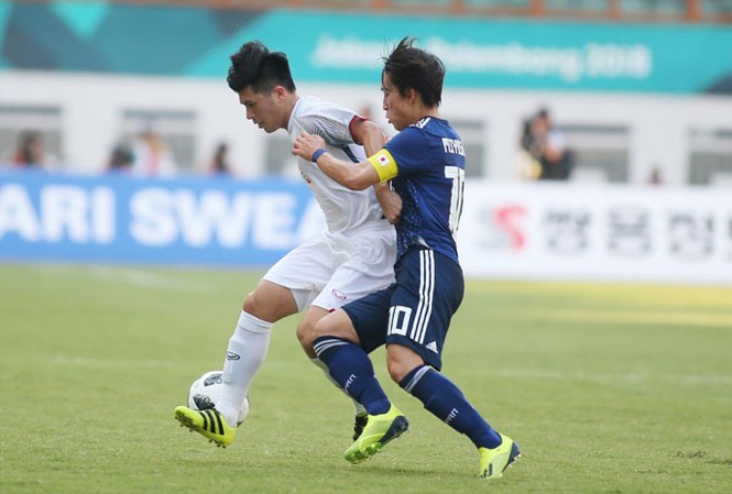 Olympic Việt Nam vs Olympic Bahrain: Thận trọng vẫn hơn Nếu trung vệ Ðình Trọng (trái) không thể ra sân ở trận đấu tối nay, đó sẽ là một tổn thất không nhỏ với hàng thủ Olympic Việt Nam. Ảnh: VSI.