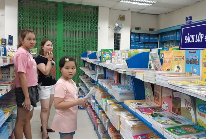Chạy chục nhà sách vẫn mua không đủ bộ Phụ huynh tìm mua sách cho con tại TPHCM nhưng các nhà sách đều “cháy” hàng. Ảnh: Nguyễn Dũng.