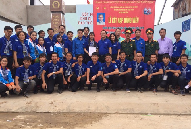 Dấu ấn Mùa hè xanh: Bước ngoặt cuộc đời Sinh viên Bùi Hồng Nghĩa (cầm giấy trắng) tại Lễ kết nạp đảng viên. Ảnh: CTV.