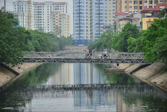 'Hồi sinh' sông Kim Ngưu: Làm gì để tránh vết xe đổ? Sông Kim Ngưu trong tình trạng ô nhiễm nghiêm trọng.