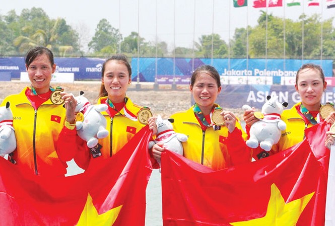 Rowing lập chiến công giúp TTVN giải “cơn khát” vàng 4 cô gái vàng của Rowing Việt Nam với tấm HCV đầu tiên của TTVN tại Asiad năm nay. Ảnh: VSI.