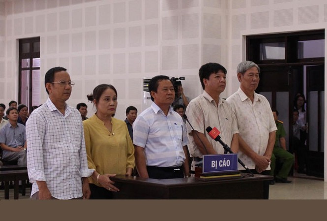 Lĩnh án vì buôn lậu gỗ...giáng hương Các bị cáo tại tòa. Ảnh: Giang Thanh.