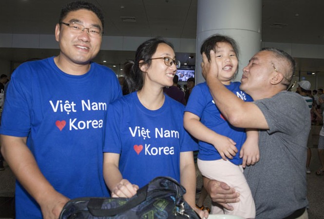 35 gia đình Việt - Hàn về thăm quê ngoại Ông ngoại mừng khôn xiết khi được gặp cháu ngoại cùng con gái và con rể sau nhiều năm xa cách.