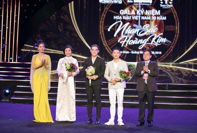 Hai nhà thiết kế đặc biệt mở màn Người đẹp thời trang NTK Brian Võ (đứng giữa) nhận kỷ niệm chương của BTC cuộc thi HHVN.