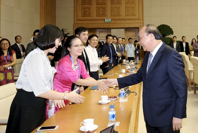 Quy trình 'mờ ảo' sẽ không trọng dụng được hiền tài Sáng ngày 19/8, tại trụ sở Chính phủ, Thủ tướng Chính phủ Nguyễn Xuân Phúc đã có cuộc gặp mặt hơn 100 chuyên gia, nhà khoa học trẻ người Việt tiêu biểu ở nước ngoài về nước tham dự Chương trình kết nối mạng lưới đổi mới sáng tạo Việt Nam. Ảnh: Quang Hiếu.