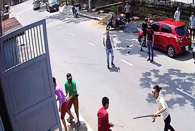 Kinh doanh dịch vụ đòi nợ: Thiện, ác mong manh Một nhóm đối tượng mang theo dao, kiếm, súng đến tấn công, uy hiếp gia đình con nợ ở huyện Ý Yên, Nam Ðịnh cuối tháng 4/2018. Ảnh: PV.