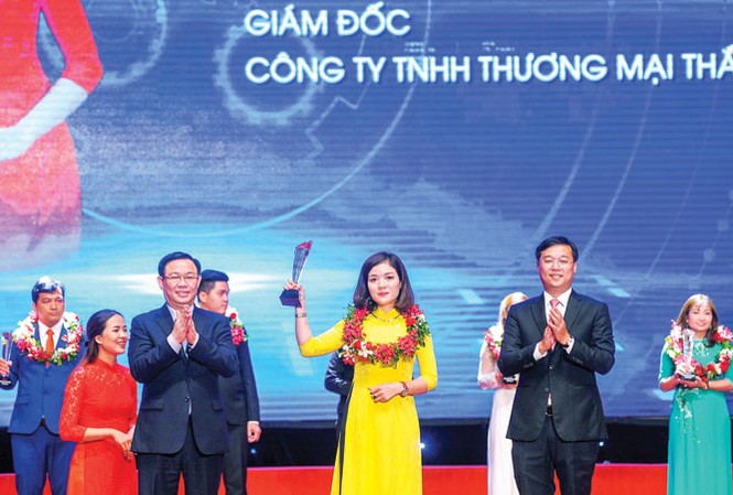 Vinh danh 68 doanh nhân trẻ khởi nghiệp xuất sắc: Truyền lửa tiền nhân Phó Thủ tướng Vương Ðình Huệ và Bí thư thứ nhất T.Ư Ðoàn Lê Quốc Phong trao khen thưởng cho doanh nhân trẻ khởi nghiệp xuất sắc năm 2018. (Trong ảnh là nữ doanh nhân Chế Thị Hoài Thanh, Giám đốc Cty TNHH Thương mại Thắng Thanh). Ảnh: Xuân Tùng.