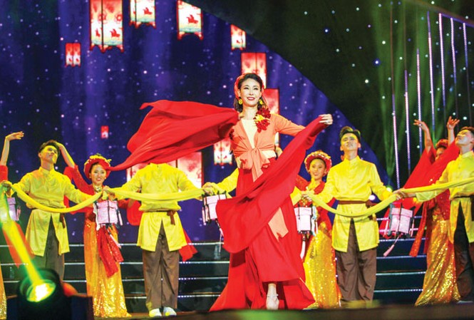 Hoa hậu Hà Kiều Anh: Người đẹp Thời trang không cần gầy hay mặt lạnh Ca sĩ, Hoa hậu Hà Kiều Anh trình diễn cùng vũ đoàn tại Gala 30 năm Hoa hậu Việt Nam.