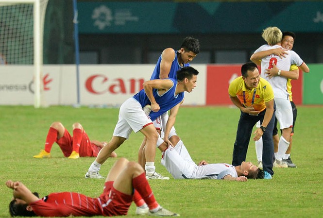 Phần thưởng cho người dũng cảm Trận đấu có mồ hôi nước mắt và cả máu của Olympic Việt Nam (người nằm gục trên sân là Quang Hải).