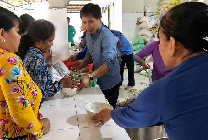 Bữa cơm nhân ái lan tỏa đến miền Tây Chương trình “Bữa cơm nhân ái” là hoạt động thường kỳ do Chi đoàn Cơ quan đại diện báo Tiền Phong tại TPHCM phát động và duy trì suốt 5 năm nay.