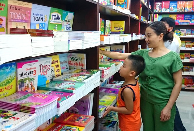 Bất ngờ khan hiếm sách giáo khoa: Hàng nghìn tỷ đang bị lãng phí Học sinh không thể dùng SGK cũ vì trong SGK có cả phần bài tập học sinh có thể giải luôn trong sách. Ảnh : Như Ý.