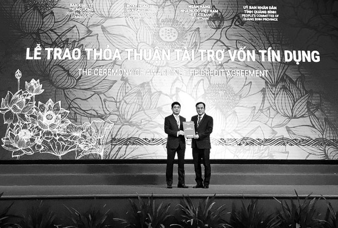 Vietcombank thu xếp vốn 27,1 nghìn tỷ đồng cho dự án của EVN Ðại diện Vietcombank, ông Nghiêm Xuân Thành - Chủ tịch HÐQT (bên trái) trao bản thỏa thuận nguyên tắc thu xếp vốn đối với dự án Nhà máy nhiệt điện Quảng Trạch 1 cho đại diện Tập đoàn Ðiện lực Việt Nam, ông Dương Quang Thành - Chủ tịch Tập đoàn.