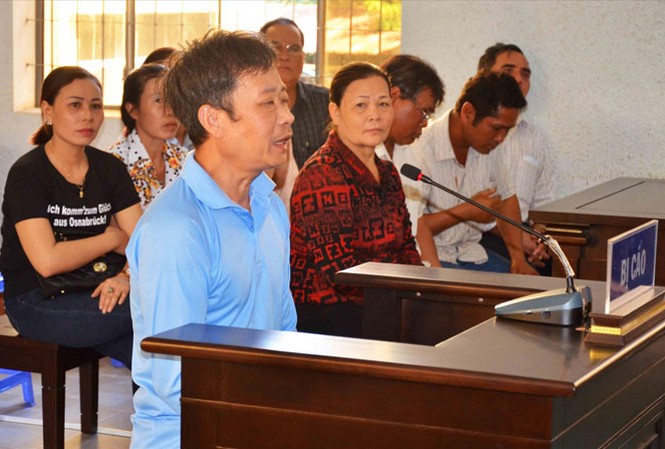 Khi bị cáo xin “khai thật” trước tòa Bị cáo Y Tuyến Ksơr khai chi tiết nhiều nội dung sau khi nghe Viện Kiểm sát đề nghị mức án tù chung thân. Ảnh: P.V.