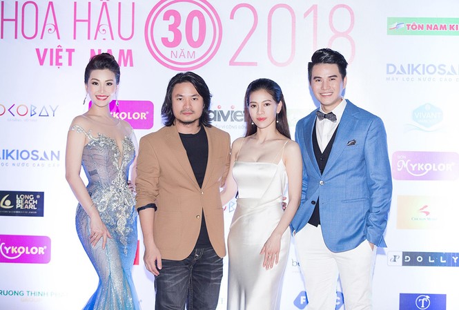 Xưa rồi quan niệm 'người đẹp não ngắn' Bà Phạm Kim Dung (thứ hai từ trái qua) và tổng đạo diễn cuộc thi HHVN 2018 Hoàng Nhật Nam (thứ ba từ trái qua).