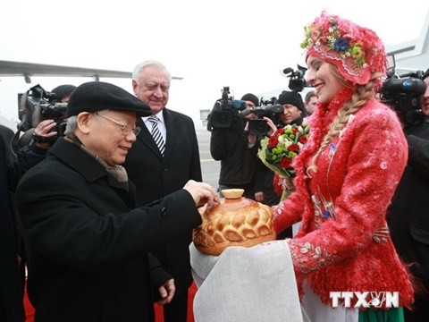 Củng cố quan hệ toàn diện Việt Nam - Belarus Thiếu nữ Belarus mời Tổng Bí thư Nguyễn Phú Trọng bánh mỳ và muối theo phong tục đón khách truyền thống. (Ảnh: Trí Dũng/TTXVN)