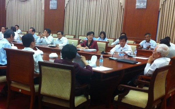 Băn khoăn về thu phí đường bộ với xe máy Phiên thảo luận tại tổ trong chiều 9.12 kỳ họp thứ 16 HĐND TP.HCM khóa VIII. Ảnh: Dân Việt