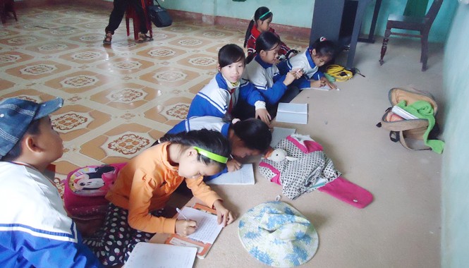 Mới nhất vụ 'Học sinh trường chuẩn quốc gia lấy bục giảng làm bàn' Các em học sinh ở trường tiểu học số 1 An Ninh phải dùng bục giảng làm bàn trong một số giờ học